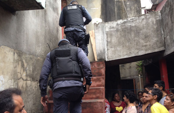 A polícia está no local averiguando os fatos: foto: Ana Sena