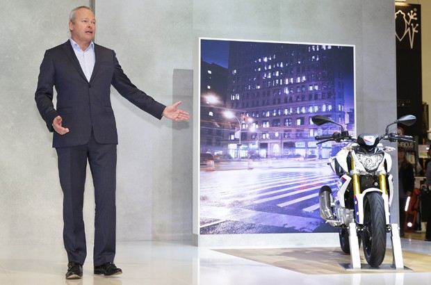 Stephan Schaller, presidente da BMW Motorrad, mostra a G 310 R (Foto: Divulgação)