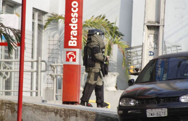 Artefatos deixados dentro de banco foram retirados e destruídos na rua em frente ao local