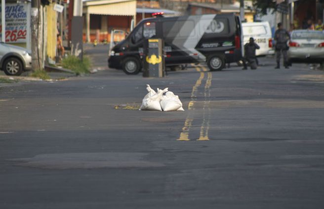 Artefatos deixados dentro de banco foram retirados e destruídos na rua em frente ao local