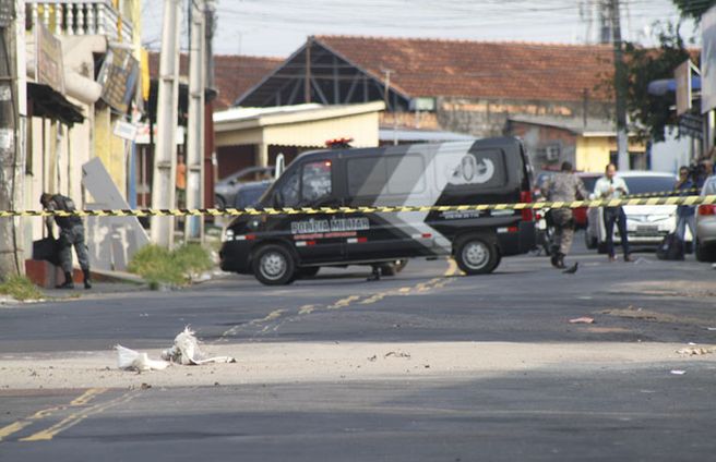 Artefatos deixados dentro de banco foram retirados e destruídos na rua em frente ao local