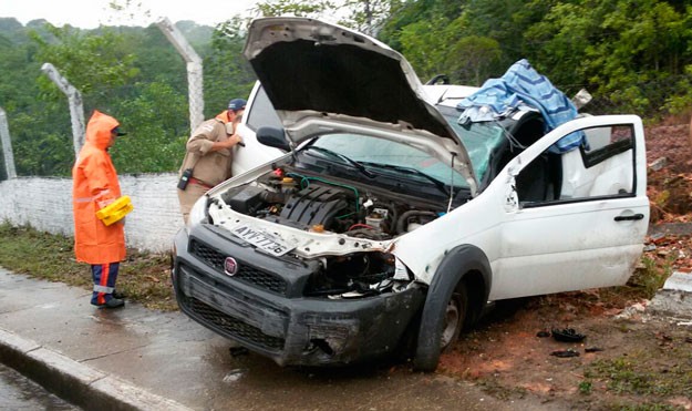 Devido à pista molhada, o carro derrapou e colidiu com um muro de uma propriedade particular - foto: divulgação/Bombeiros