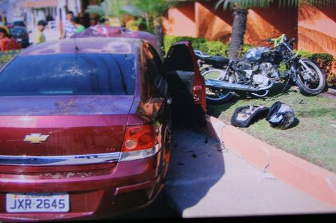 Na fuga os criminosos bateram em uma motocicleta, abandonaram o carro e fugiram.  Uma adolescente de 17 anos não conseguiu escapar e foi apreendida por policiais militares