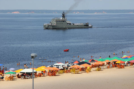 Banhistas puderam admirar navios durante o desfile naval 