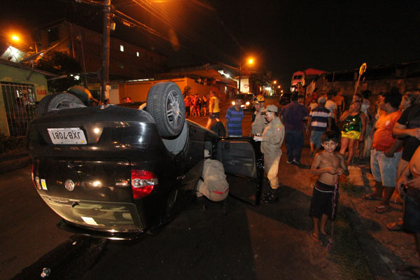 O acidente ocorreu por volta de 19h30 - foto: Marcio Melo