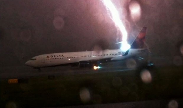 Raio atinge avião em pista do aeroporto de Atlanta (Foto: BBC)