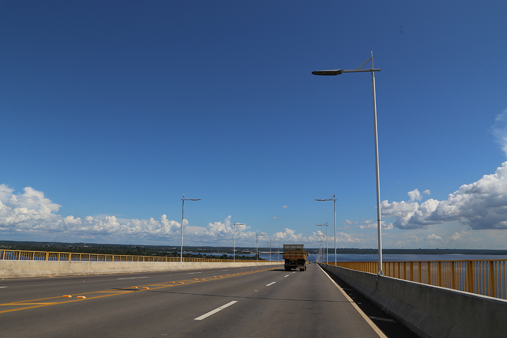 O Rio Negro aparece no fim da ponte.