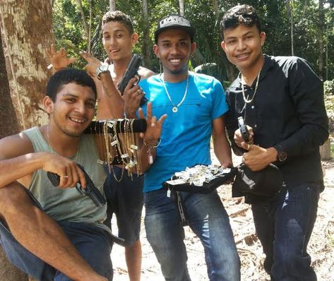 Após a prisão, polícia encontrou fotos de ostentação em um balneário, onde eles exibiam armas usadas no crime e as joias roubadas