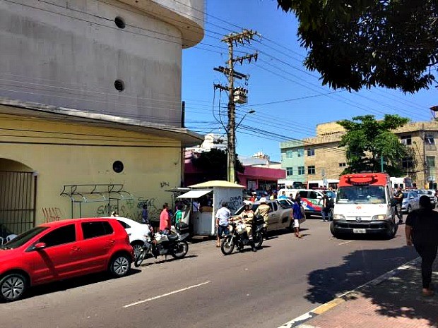 Polícia foi acionada para acompanhar situação no local (Foto: Luis Henrique/G1 AM)