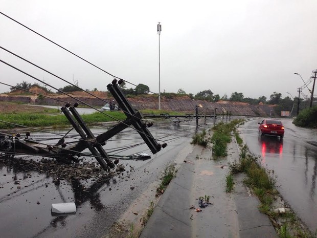 Postes tombaram em avenida da capital (Foto: Sérgio Rodrigues/G1 AM)