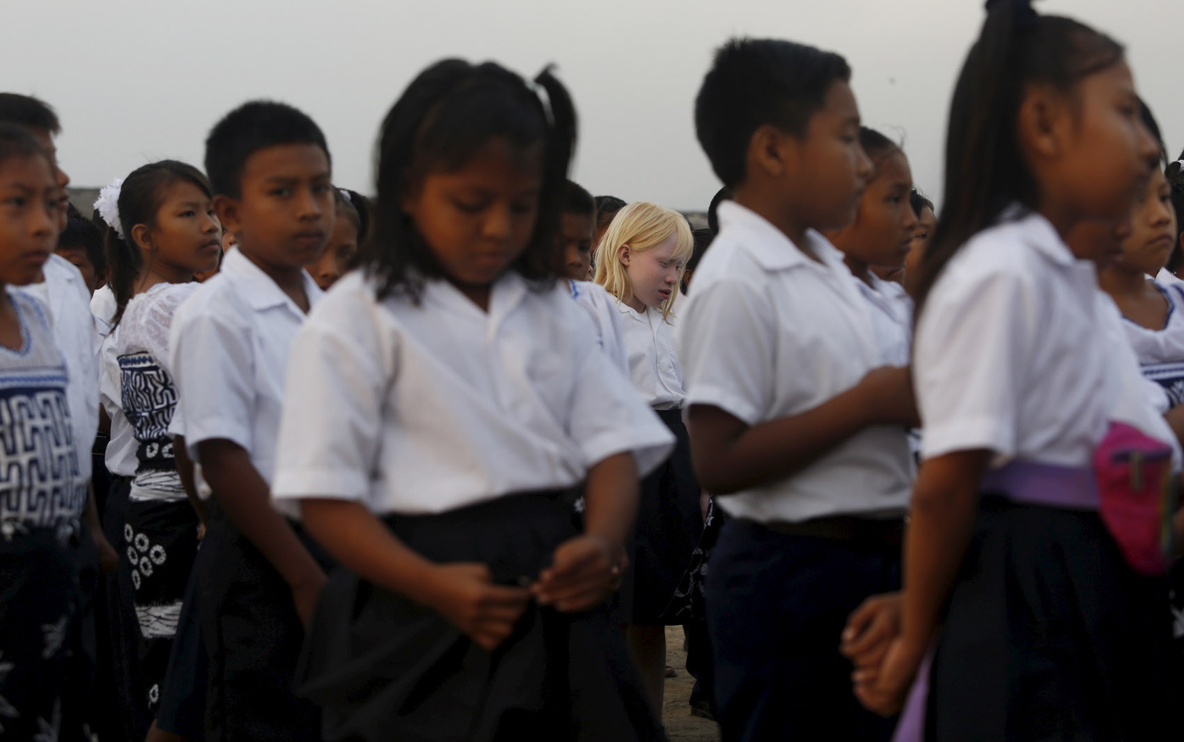 Um fotógrafo registrou a rotina de indígenas albinos da comunidade de Guna Yala, no Panamá. Venerados como 'Filhos da Lua', eles representam de 5% a 10% dos 80 mil índios Guna e têm hábitos restritos longe do sol, devido à sensibilidade da pele