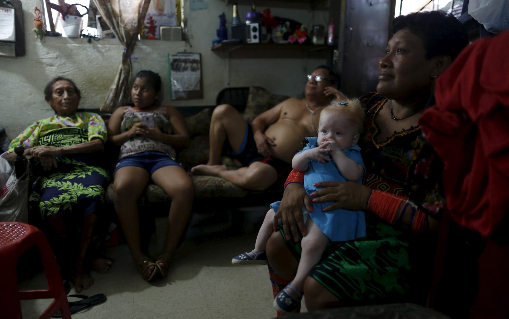 Um fotógrafo registrou a rotina de indígenas albinos da comunidade de Guna Yala, no Panamá. Venerados como 'Filhos da Lua', eles representam de 5% a 10% dos 80 mil índios Guna e têm hábitos restritos longe do sol, devido à sensibilidade da pele