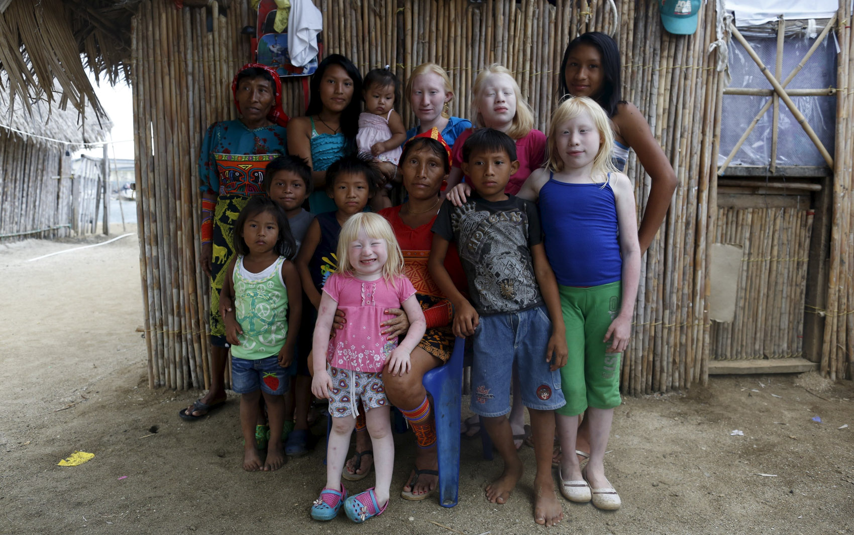 Um fotógrafo registrou a rotina de indígenas albinos da comunidade de Guna Yala, no Panamá. Venerados como 'Filhos da Lua', eles representam de 5% a 10% dos 80 mil índios Guna e têm hábitos restritos longe do sol, devido à sensibilidade da pele