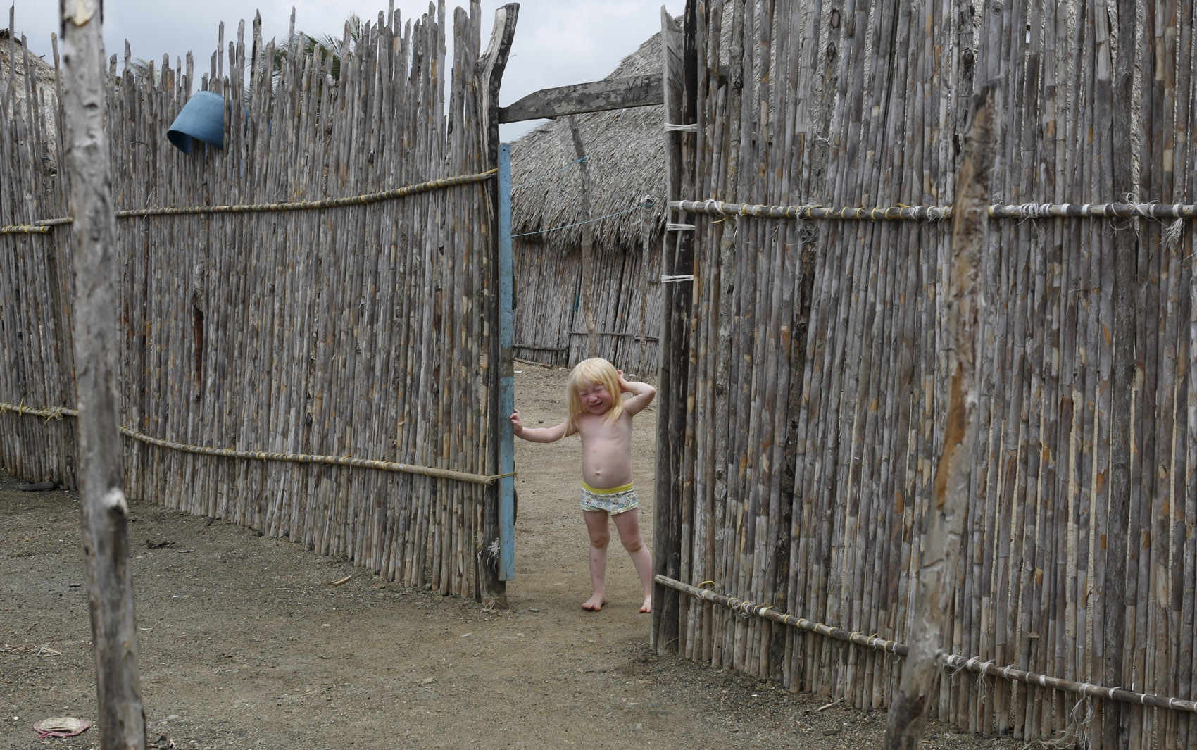 Um fotógrafo registrou a rotina de indígenas albinos da comunidade de Guna Yala, no Panamá. Venerados como 'Filhos da Lua', eles representam de 5% a 10% dos 80 mil índios Guna e têm hábitos restritos longe do sol, devido à sensibilidade da pele