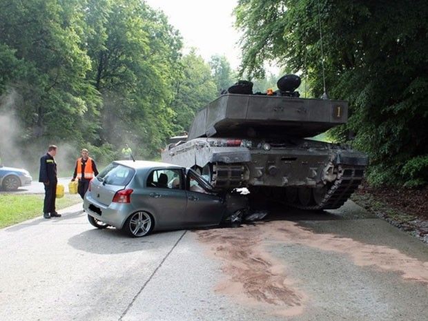 Blindado passa por cima de carro na Alemanha / Polícia de Lippe