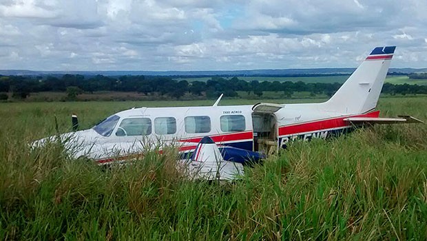 Avião pouso forçado Angélica Luciano Huck (Foto: Walter Barbosa)