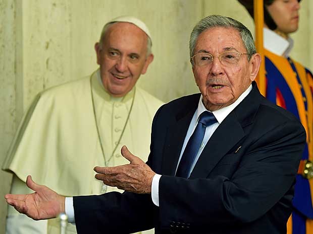 Presidente de Cuba, Raúl Castro, se reuniu com o Papa Francisco no Vaticano.  (Foto: Vincenzo Pinto / AFP Photo)