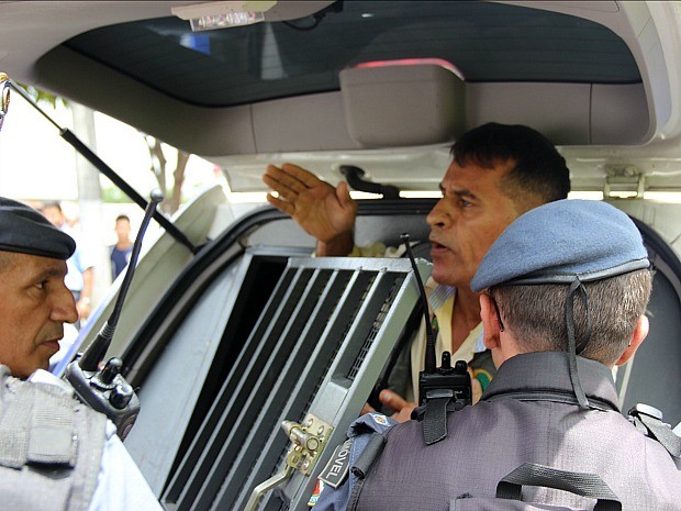 Cinegrafista foi detido e encaminhado a delegacia em camburão (Foto: Girlene Medeiros/G1 AM)