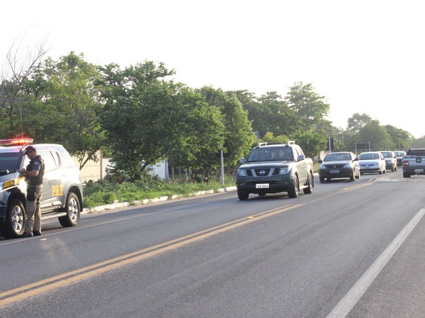 Fluxo de veículos é intenso na BR-343 após o fim do carnaval_01