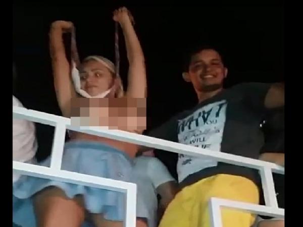 Felipe Cerqueira surge ao lado de jovem que tirou a blusa em cima de trio na zona leste(Imagem:Divulgação)