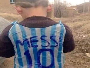 Camisa de Messi feita de sacolas por menino iraniano