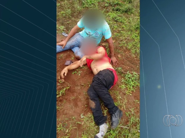 Motorista socorre passageiro após capotamento na BR-158, em Jataí, Goiás (Foto: Reprodução/ TV Anhanguera)