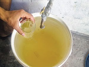 Água com uma cor estranha sai da torneira em Barras