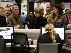 Parentes pedem informações sobre a queda do avião, no aeroporto de São Petersburgo (Foto: AP Photo/Dmitry Lovetsk)