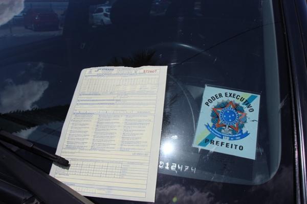 Veículo oficial do Prefeito de Parnaíba estacionado sobre o canteiro(Imagem:Brunno Suênio/GP1)