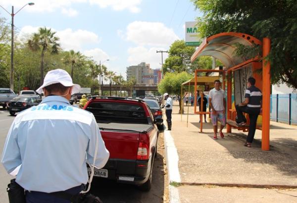 Veículo estacionado na parada de ônibus(Imagem:Brunno Suênio/GP1)