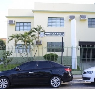 O homem foi levado para a Delegacia da Mulher para prestar esclarecimentos. (Foto: Reprodução/ TV Gazeta)