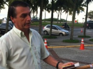 Deputado Jair Bolsonaro solta rojões na porta de hotel