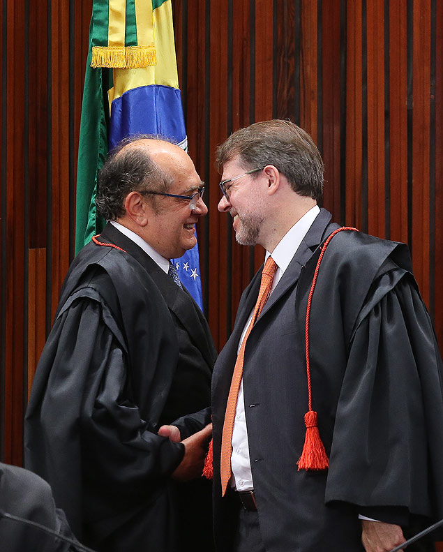 BRASÍLIA, DF, BRASIL, 06.10.2015. Os ministros Gilmar Mendes e Dias Toffolli conversam durante sessão do tribual. O TSE retoma o julgamento sobre a reabertura de uma das ações que pede a cassação de Dilma. (FOTO Alan Marques/ Folhapress) PODER