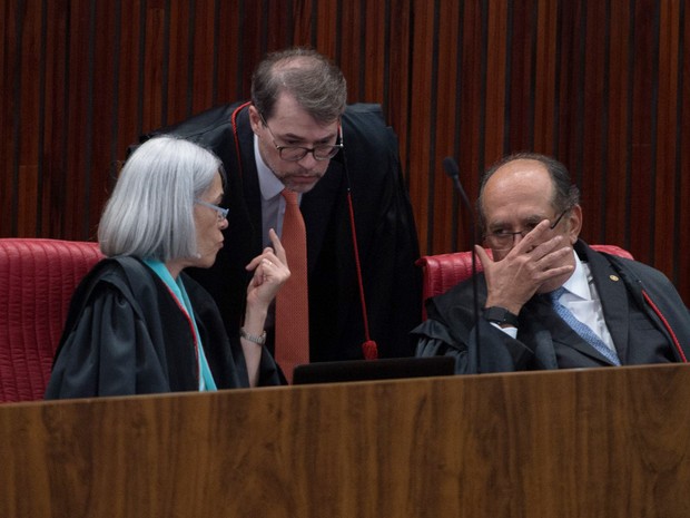 A ministra Maria Thereza de Assis Moura, o presidente do TSE, Dias Toffoli e o ministro Gilmar Mendes durante sessão plenária do TSE que reabre ação do PSDB para impugnar mandato de Dilma e Temer (Foto: Fabio Rodrigues Pozzebom/Agência Brasil)