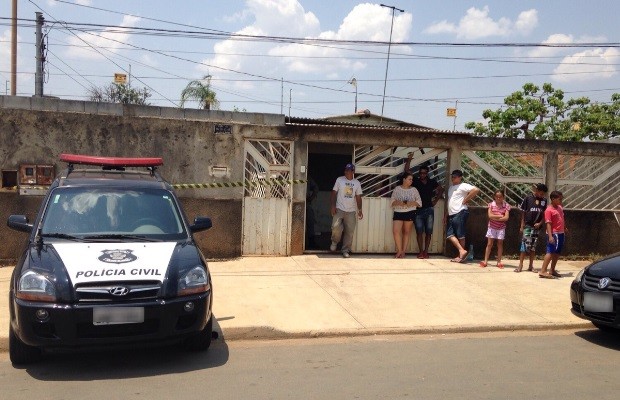 Homem mata a mulher e escreve em parede com o sangue dela, diz PM em Goiás (Foto: Fernanda Trigueiro/TV Anhanguera)