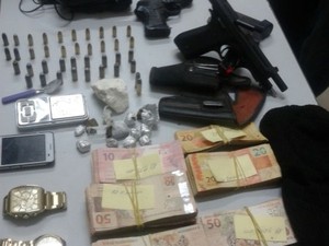 Dinheiro e arma encontrados com os suspeitos  (Foto: Polícia Militar/Divulgação)