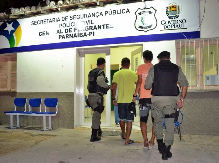 Os dois foram conduzidos para a Central de Flagrantes de Parnaíba. (Foto: Kairo Amaral)