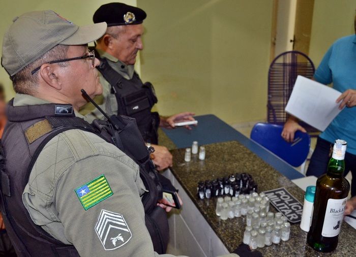 Sargento Odorico Araújo apresentando o material aos policiais civis. (Foto: Kairo Amaral)