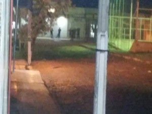 Imagem mostra os policiais rendidos pela quadrilha em Jaicós