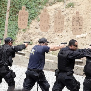 22.jun.2015 - Policiais militares do Rio treinam tiros em alvos