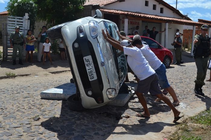 Populares revirando o carro. (Foto: Kairo Amaral)