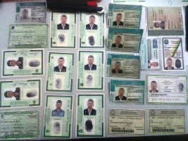 Foram encontrados vários documentos falsos (Foto: Divulgação/Polícia Civil)