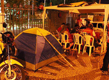 Aprovados em concurso do Corpo de Bombeiros acampam em frente ao Palácio de Karnak