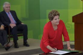 Resultado de imagem para dilma assinando