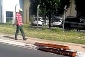 Caixão com um corpo foi arremessado para fora do carro funerário durante acidente 