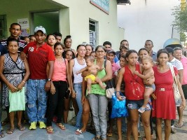 Vítimas procuraram a delegacia para registrar a ocorrência (Foto: Leonardo Soares)