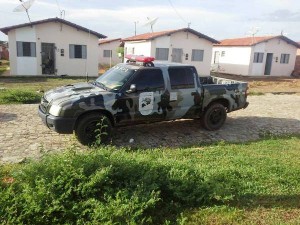 Viatura da PM foi até a casa da vítima prender o português