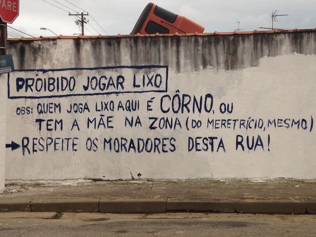 Morador que cansou de lixo na calçada deixa recada no muro (Foto: Rafaella Mendes/G1)