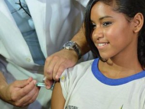 Adolescente recebe vacina contra HPV