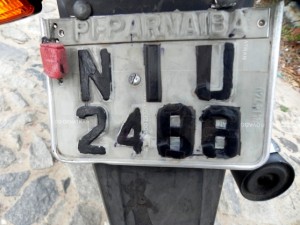 Placa foi adulterada com fita isolante